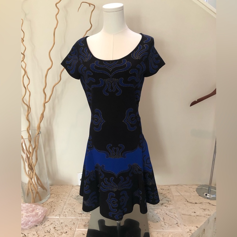 Size Medium Holiday Delight! Medium length. Figure flattering